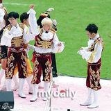 组图：刘在锡朴明秀等担任足球比赛啦啦队