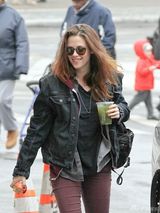 组图：暮光女颓废装现身片场 撑破伞快跑避狗仔