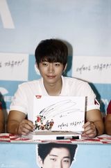 高清组图：韩团2PM全员休闲装亮相粉丝签名会