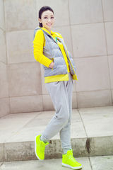 组图：柳岩冬日绚丽运动装登封面 甜笑牵男模