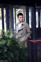 组图：郑凯拍摄秋装写真 精致剪裁秀优雅绅士风