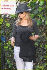 组图：安妮斯顿与未婚夫出街 情侣扮相秀恩爱