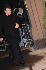 组图：霍夫曼亲朋好友殡仪馆为其守夜