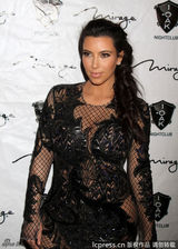 组图：卡戴珊怀孕后首亮相 与男友耳语秀恩爱