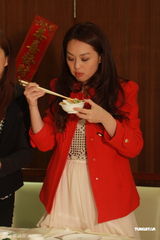 组图：卫兰文咏珊李治廷等齐聚共享开年饭