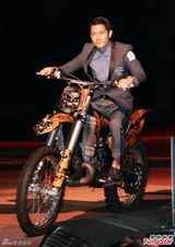 组图：郭富城电单车耍帅助阵《水舞间》三周年