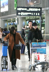 组图：刘诗诗黑装现身上海 与身边男子说笑