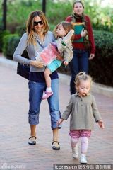 组图：杰西卡-帕克接女儿放学妹妹得宠姐姐吃醋