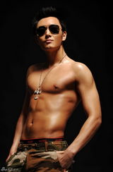 组图：李东学最新写真曝光 冷静热情之间展魅力