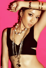 组图：吉克隽逸登杂志 小麦色肌肤性感露脐