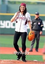 组图：米歇尔-罗德里格兹为韩国棒球赛开球