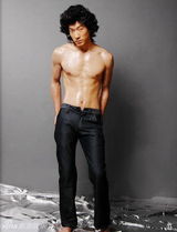 组图：张亮早期雷人照曝光 长发飘飘扮女妆