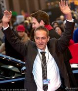 组图：《采铁人生命中的一页》首映 主演手挽手