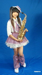 组图：人气美少女许雅涵代言萨克斯风大赛