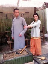 组图：韩栋《爱情悠悠》热拍 娶六房太太享艳福