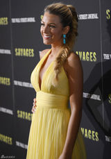 组图：布莱克明黄色礼服闪耀《野蛮人》纽约首映