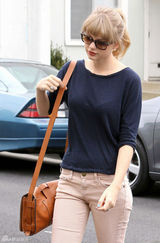 高清图：泰勒-斯威夫特街拍 简约装扮魅力不减