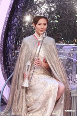 组图：2011港姐5号朱晨丽夺冠 与母亲相拥难掩激动