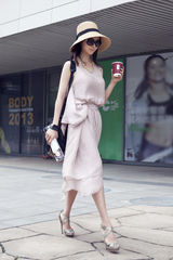 组图：练束梅轻淑女街拍 巧妙搭配秀时尚个性