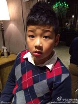 组图：石头理发大玩洗剪吹 龙抬头变身帅气萌男