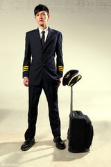 组图：冯铭潮新单曲化身飞行员 制服诱惑帅气有型