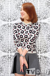 组图：f(x)雪莉为品牌站台短裙俏丽甜美