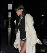 组图：蕾哈娜现身绯闻男友演唱会 超短裤秀美腿