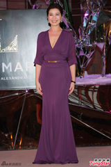 组图：钟楚红亮相圣诞活动 低胸长裙优雅出镜