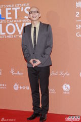 群星闪耀嫣然基金晚宴 王菲旗袍装与李亚鹏恩爱