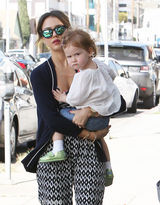 组图：阿尔芭爱女当街摔倒无人扶 嘟嘴怒视狗仔