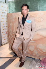 组图：陈豪出席香港小丑节 透露女友与家人过圣诞