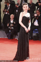 组图：威尼斯美裙盘点 休闲靓丽vs性感妖娆