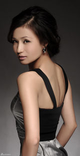 组图：“欣贵人”万美汐推写真 性感露背