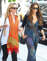 高清图：妮娜-杜波夫和母亲现身街头 长裙抢眼