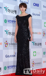 组图：宋慧乔李钟硕李准基等亮相电视颁奖礼