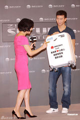 幻灯图：刘嘉玲一身桃红展法式风情 称行李箱曾被撬