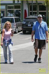 组图：布兰妮穿破洞装素颜出行 男友恩爱相随