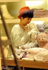 组图：海清十年荧屏逆生长 装嫩扮可爱似萝莉