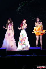 组图：S.H.E开唱上演变装秀 劲歌热舞high不停