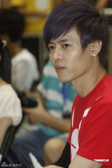 组图：付辛博做公益设计爱心T恤助残疾儿童