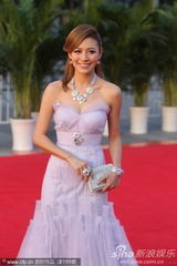 组图：江若琳华丽粉裙美丽亮相闭幕红毯