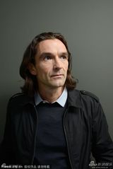 组图：《曼德拉》拍写真 哈里斯紧抱易德立斯