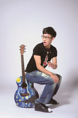 组图：谭杰希曝最新杂志写真 演绎搞怪双面先生