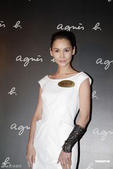 组图：钟楚红出席秋冬时装展 低胸红唇性感出镜