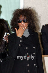 幻灯图集：惠特尼休斯顿访韩 黑墨镜显天后风范