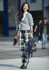 组图：辛芷蕾出街大片ol范儿 春光明媚亲和力足