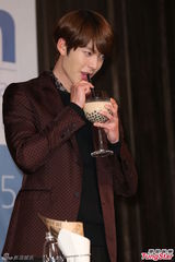 组图：金宇彬访台送巧克力 自嘲长相奇特似恐龙