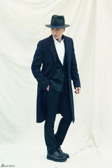 组图：何晟铭写真化身上海滩大亨酷帅有型