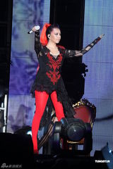 组图：阿妹身著爆乳装开唱 歌迷现场点唱饱耳福