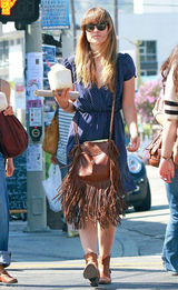 高清图：奥利维亚-王尔德街拍 波点裙搭流苏包